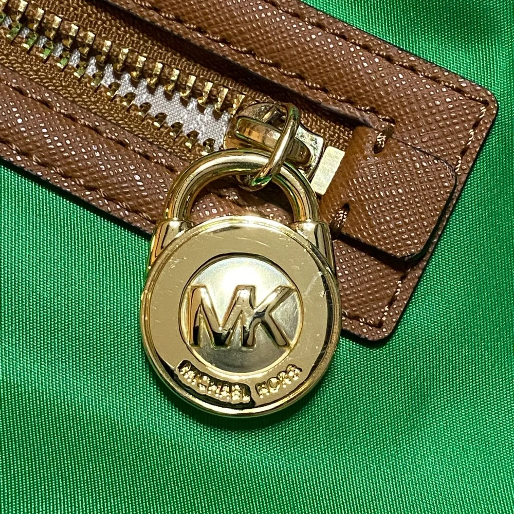NWOT MICHAEL KORS Women’s Kelly Green Satin Tote Bag Purse 14” X‎ 9” Gold Accent